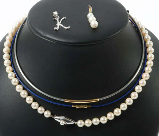 Konvolut Schmuck 20. Jhr., bestehend aus 2 Halsreife, 1 Perlenkette L:… - фото 1 Konvolut Schmuck 20. Jhr., bestehend aus 2 Halsreife, 1 Perlenkette L:… - фото 1