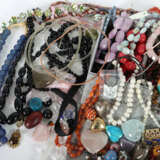 Konvolut Schmuck 20. Jhr., bestehend aus 2 Halsreife, 1 Perlenkette L:… - фото 2
