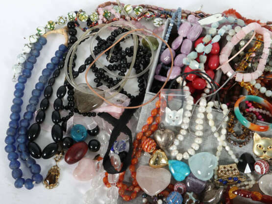 Konvolut Schmuck 20. Jhr., bestehend aus 2 Halsreife, 1 Perlenkette L:… - фото 2 Konvolut Schmuck 20. Jhr., bestehend aus 2 Halsreife, 1 Perlenkette L:… - фото 2