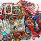 Konvolut Schmuck 20. Jhr., bestehend aus 2 Halsreife, 1 Perlenkette L:… - фото 3