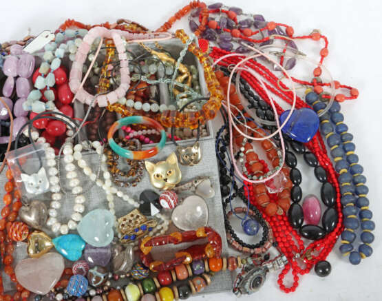 Konvolut Schmuck 20. Jhr., bestehend aus 2 Halsreife, 1 Perlenkette L:… - фото 3 Konvolut Schmuck 20. Jhr., bestehend aus 2 Halsreife, 1 Perlenkette L:… - фото 3