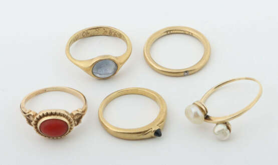 5 Ringe 20 Jhr., Gelbgold 3x 750 (ca. 8,4g)/1 x 900 (ca.3,8g)/1 x 916 … - Foto 1 5 Ringe 20 Jhr., Gelbgold 3x 750 (ca. 8,4g)/1 x 900 (ca.3,8g)/1 x 916 … - Foto 1