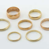 7 Eheringe Anfang 20. Jhr./20. Jhr., Gelbgold 1 x 585 (ca.5g)/6 x 750 … - фото 1
