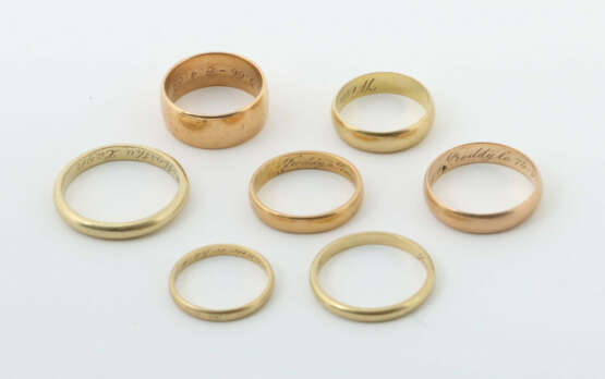 7 Eheringe Anfang 20. Jhr./20. Jhr., Gelbgold 1 x 585 (ca.5g)/6 x 750 … - фото 1 7 Eheringe Anfang 20. Jhr./20. Jhr., Gelbgold 1 x 585 (ca.5g)/6 x 750 … - фото 1