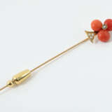 Kravattennadel 20. Jhr., Kravattennadel mit kleiner Blüte aus Korallen… - фото 1