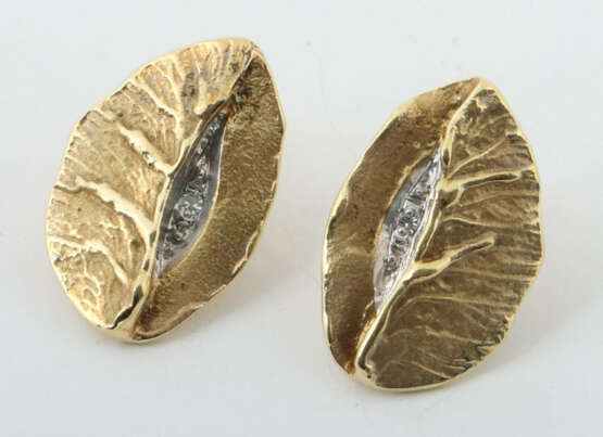 Paar Ohrstecker 20. Jhr., blattförmige Ohrstecker, Gelbgold 585, beset… - фото 1 Paar Ohrstecker 20. Jhr., blattförmige Ohrstecker, Gelbgold 585, beset… - фото 1