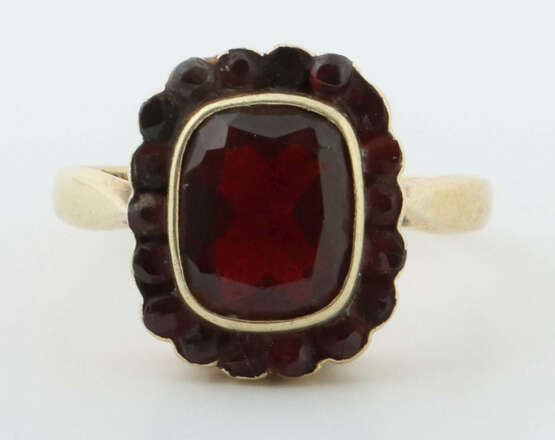Ring mit Granat 20. Jhr., Gelbgold 585, punziert, besetzt mit Granatst… - photo 1