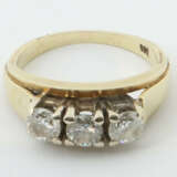 Ring 20. Jhr., Gelbgold 585, besetzt mit 3 Brillanten, zs. ca. 0,60 ct… - фото 2