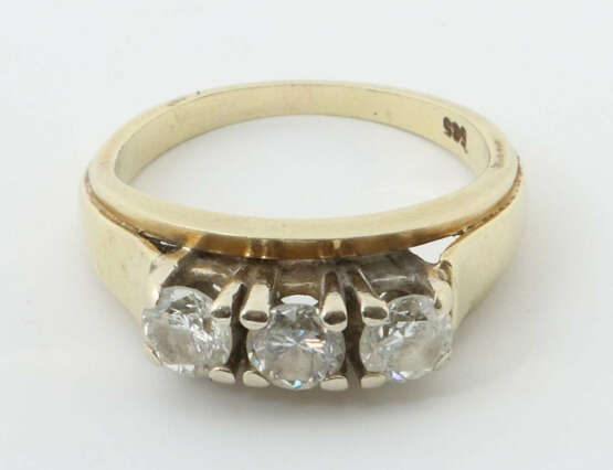 Ring 20. Jhr., Gelbgold 585, besetzt mit 3 Brillanten, zs. ca. 0,60 ct… - фото 2