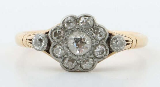 Ring mit Diamanten 20. Jhr., GG 750 und Silber, besetzt mit Altschliff… - photo 1 Ring mit Diamanten 20. Jhr., GG 750 und Silber, besetzt mit Altschliff… - photo 1