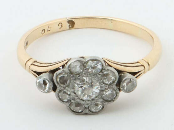 Ring mit Diamanten 20. Jhr., GG 750 und Silber, besetzt mit Altschliff… - photo 2 Ring mit Diamanten 20. Jhr., GG 750 und Silber, besetzt mit Altschliff… - photo 2