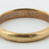 Ehering 20. Jhr. Gelbgold 585, punziert, ca. 4,4 g, RG 61. Tragespuren… - photo 1