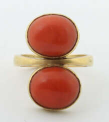 Ring mit Koralle 20. Jhr., Gelbgold 750, besetzt mit 2 Korallencabocho…