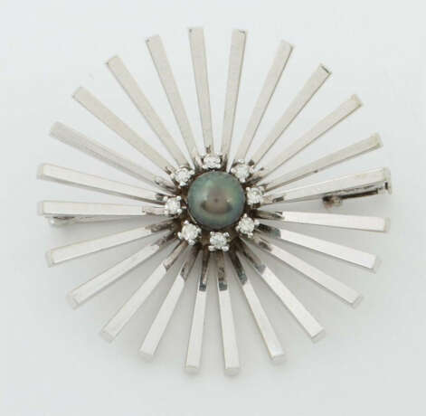 Brosche mit Perle 20. Jhr., Weißgold 590, strahlenförmig und besetzt m… - Foto 1 Brosche mit Perle 20. Jhr., Weißgold 590, strahlenförmig und besetzt m… - Foto 1