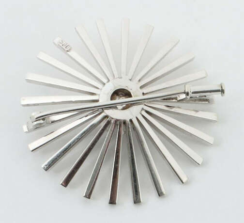 Brosche mit Perle 20. Jhr., Weißgold 590, strahlenförmig und besetzt m… - Foto 2 Brosche mit Perle 20. Jhr., Weißgold 590, strahlenförmig und besetzt m… - Foto 2