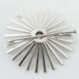 Brosche mit Perle 20. Jhr., Weißgold 590, strahlenförmig und besetzt m… - Foto 2