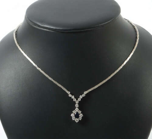 Collier mit Saphier 20. Jhr, Weißgold 750, punziert, ca. 22,6 g, beset… - photo 1 Collier mit Saphier 20. Jhr, Weißgold 750, punziert, ca. 22,6 g, beset… - photo 1