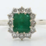 Ring mit Smaragd 20. Jhr., Weißgold 750, besetzt mit Smaragd, umrandet… - photo 1