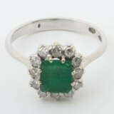 Ring mit Smaragd 20. Jhr., Weißgold 750, besetzt mit Smaragd, umrandet… - photo 2