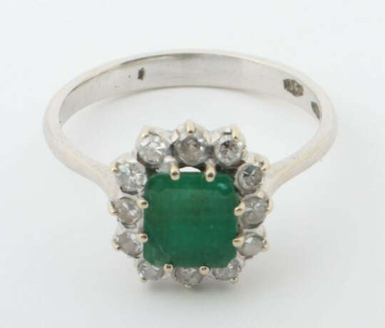 Ring mit Smaragd 20. Jhr., Weißgold 750, besetzt mit Smaragd, umrandet… - photo 2 Ring mit Smaragd 20. Jhr., Weißgold 750, besetzt mit Smaragd, umrandet… - photo 2