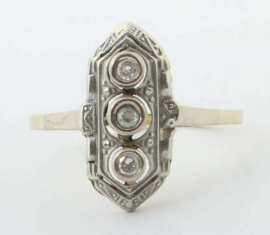 Ring mit Brillanten 20. Jhr., Weißgold/Gelbgold 585, bes. mit 3 Brilla… - photo 1 Ring mit Brillanten 20. Jhr., Weißgold/Gelbgold 585, bes. mit 3 Brilla… - photo 1