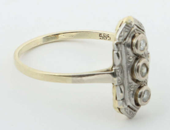 Ring mit Brillanten 20. Jhr., Weißgold/Gelbgold 585, bes. mit 3 Brilla… - photo 2 Ring mit Brillanten 20. Jhr., Weißgold/Gelbgold 585, bes. mit 3 Brilla… - photo 2