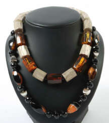 2 Colliers 20. Jhr, 2 Colliers mit verschiedenen Perlen aus Silber 925…