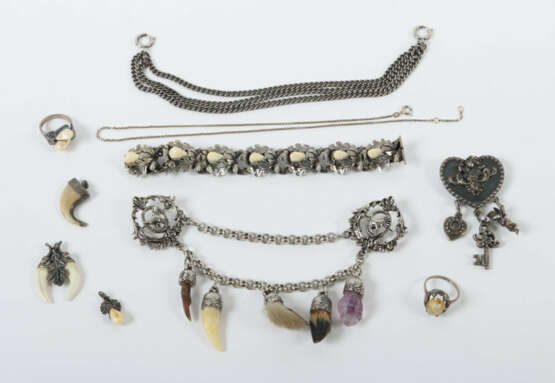 Konvolut Trachtenschmuck 20. Jhr., verschiedene Teile meist mit Grande… - photo 1 Konvolut Trachtenschmuck 20. Jhr., verschiedene Teile meist mit Grande… - photo 1