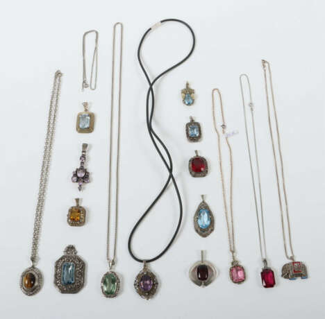 Konvolut Silberschmuck 20. Jhr., mehrere Anhänger und Ketten, meist Si… - фото 1 Konvolut Silberschmuck 20. Jhr., mehrere Anhänger und Ketten, meist Si… - фото 1