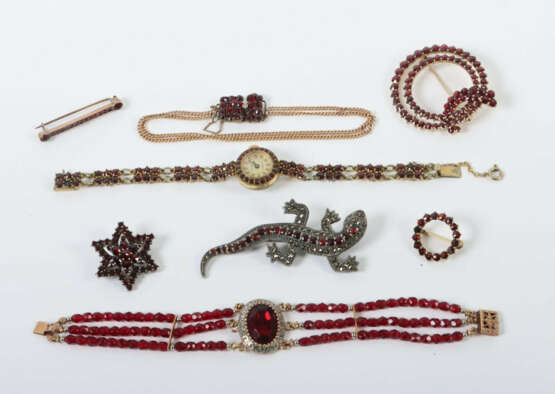 Konvolut Rubinschmuck 20. Jhr., mehrere Teile, Silber und unedel, tlw.… - photo 1 Konvolut Rubinschmuck 20. Jhr., mehrere Teile, Silber und unedel, tlw.… - photo 1