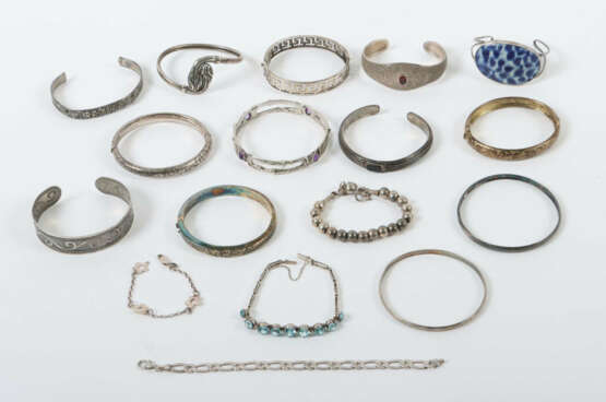 Konvolut Silberarmreife 20. Jhr., einige Armreife und -bänder, meist S… - photo 1 Konvolut Silberarmreife 20. Jhr., einige Armreife und -bänder, meist S… - photo 1