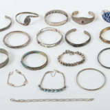Konvolut Silberarmreife 20. Jhr., einige Armreife und -bänder, meist S… - photo 1