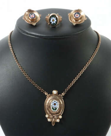 Konvolut Schmuck 20. Jhr., bestehend aus Kette, Paar Ohrklipps, Ring, … - Foto 1 Konvolut Schmuck 20. Jhr., bestehend aus Kette, Paar Ohrklipps, Ring, … - Foto 1