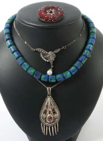 Konvolut Schmuck Hauptsächlich 20. Jhr., bestehend aus 3 Ketten, 1 Bro… - Foto 1 Konvolut Schmuck Hauptsächlich 20. Jhr., bestehend aus 3 Ketten, 1 Bro… - Foto 1