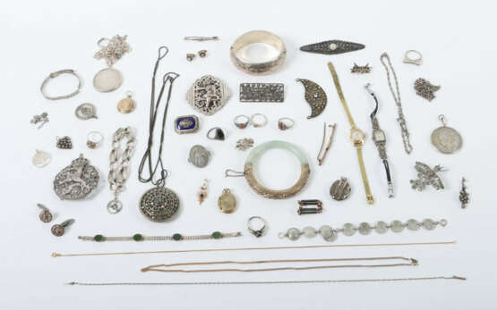 Konvolut Schmuck 20. Jhr., verschiedene Teile Schmuck und Uhren, Silbe… - photo 1 Konvolut Schmuck 20. Jhr., verschiedene Teile Schmuck und Uhren, Silbe… - photo 1