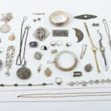 Konvolut Schmuck 20. Jhr., verschiedene Teile Schmuck und Uhren, Silbe… - photo 1