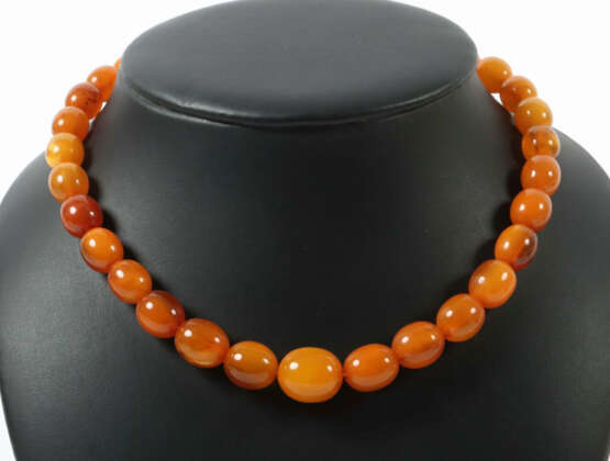 Bernsteinkette 20./21. Jhr., verschieden große ovale Perlen im Verlauf… - фото 1 Bernsteinkette 20./21. Jhr., verschieden große ovale Perlen im Verlauf… - фото 1