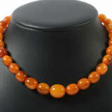 Bernsteinkette 20./21. Jhr., verschieden große ovale Perlen im Verlauf… - photo 1