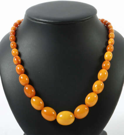 Bernsteinkette 20. Jhr., verschieden große Bernsteinperlen im Verlauf,… - фото 1 Bernsteinkette 20. Jhr., verschieden große Bernsteinperlen im Verlauf,… - фото 1