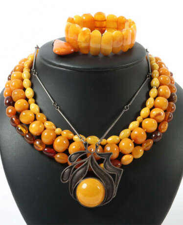 Konvolut Bernsteinschmuck 20. Jhr., bestehend aus 4 Ketten, 1 Armband … - Foto 1 Konvolut Bernsteinschmuck 20. Jhr., bestehend aus 4 Ketten, 1 Armband … - Foto 1