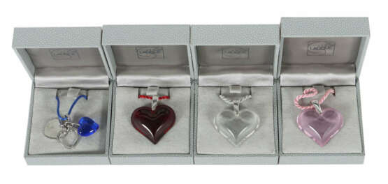 4 Ketten von Lalique Konvolut mit 4 variierenden Ketten mit herzförmig… - Foto 1 4 Ketten von Lalique Konvolut mit 4 variierenden Ketten mit herzförmig… - Foto 1