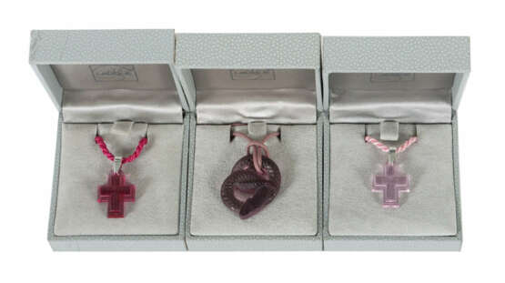 3 Ketten von Lalique Konvolut mit 3 Ketten, 2 mit kreuzförmigem Anhäng… - Foto 1