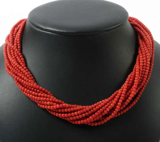 Korallen-Collier 20. Jhr., Perlen im Verlauf, mit 10-Strängen, gedreht… - photo 1