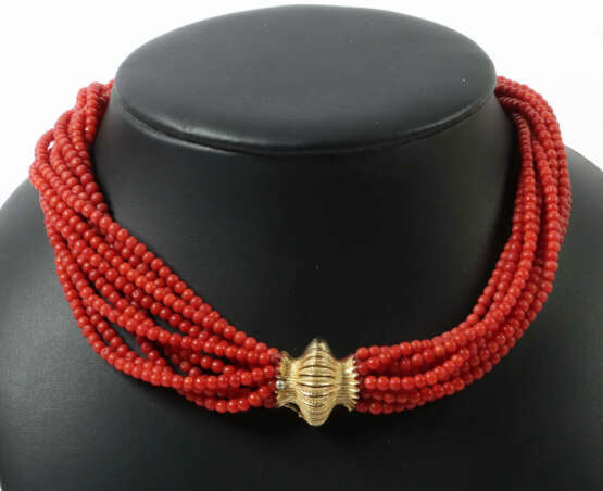 Korallen-Collier 20. Jhr., Perlen im Verlauf, mit 10-Strängen, gedreht… - photo 2