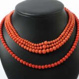 2 Korallenketten 20. Jhr., 2 Ketten mit versch. Korallenperlen im Verl… - photo 1