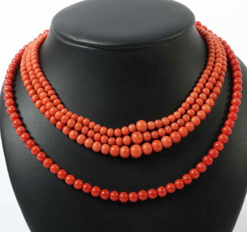 2 Korallenketten 20. Jhr., 2 Ketten mit versch. Korallenperlen im Verl… - photo 1 2 Korallenketten 20. Jhr., 2 Ketten mit versch. Korallenperlen im Verl… - photo 1