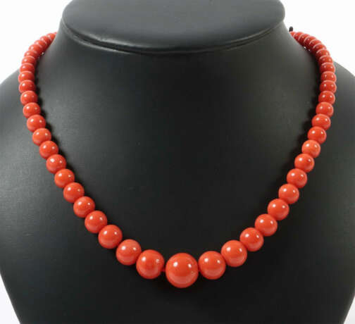 Korallenkette 20. Jhr., versch. große Korallenperlen im Verlauf, Versc… - фото 1 Korallenkette 20. Jhr., versch. große Korallenperlen im Verlauf, Versc… - фото 1