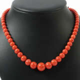 Korallenkette 20. Jhr., versch. große Korallenperlen im Verlauf, Versc… - фото 1