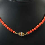 Korallenkette 20. Jhr., versch. große Korallenperlen im Verlauf, Versc… - фото 2