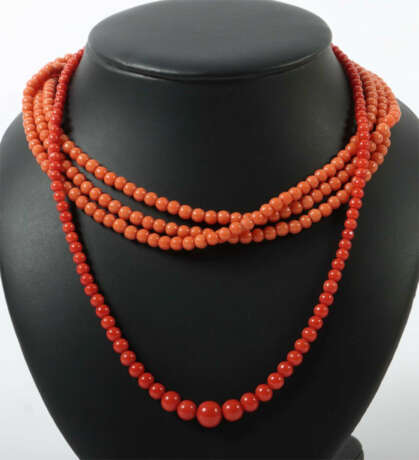 2 Korallenketten 20. Jhr., je mit verschieden großen Korallenperlen im… - фото 1 2 Korallenketten 20. Jhr., je mit verschieden großen Korallenperlen im… - фото 1